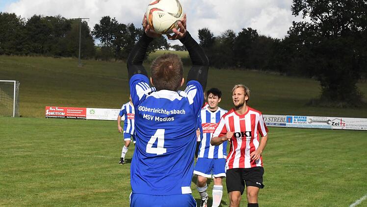 Ein Blick auf das Spiel der SG Oberleichtersbach/Modlos (blaue Trikots) gegen den FC Elfershausen (4:1). Foto: Hopf