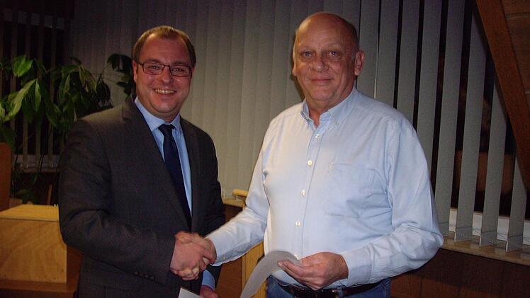 Vereidigung des Nachrückers Wolfgang Zapf (PWG-NK), der die Stelle des verstorbenen Gemeinderates Bernd Rauschert einnimmt. Foto: Doris Weidner