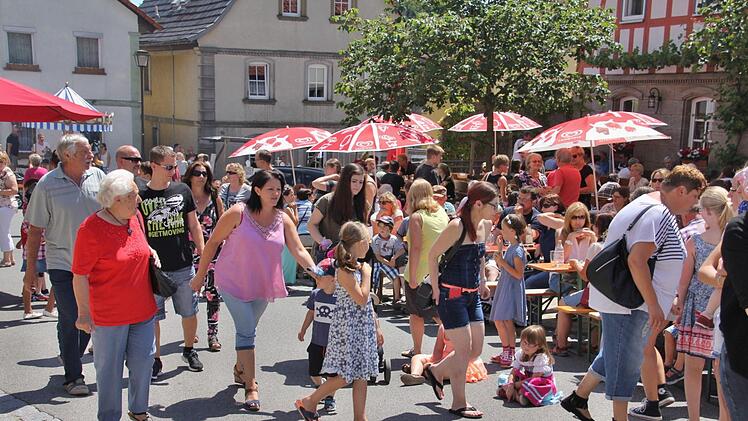 Reges Treiben herrschte ganztägig beim Bauernmarkt in Maroldsweisach in der Herrenstraße. Foto: Helmut Will