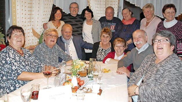 Sie hatten sich viel zu erz&auml;hlen, die ehemaligen Sch&uuml;lerinnen und Sch&uuml;ler der Blaicher Schule.  Foto: Uschi Prawitz