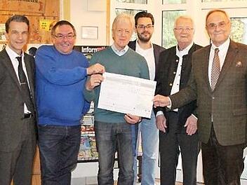 Das Tierheim Kulmbach freut sich &uuml;ber eine Spende von 10&nbsp;000 Euro von der Manfred-Roth-Stiftung. Auf dem Bild (von links): Tierheimleiterin Susanne Schilling, Norma-Bereichsleiter Rene Titus, der Vorsitzende des Tierschutzvereins, Wolfgang Hain, Schatzmeister Hans Beyer, stellvertretender Vorsitzender Tobias Sch&ouml;ffel, die beiden Stiftungsr&auml;te Klaus K&ouml;hler und Klaus J. Teichmann sowie Barbara Beyer. Foto: Annika Fischer