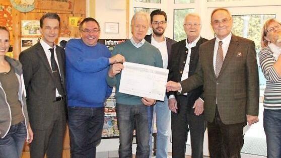 Das Tierheim Kulmbach freut sich &uuml;ber eine Spende von 10&nbsp;000 Euro von der Manfred-Roth-Stiftung. Auf dem Bild (von links): Tierheimleiterin Susanne Schilling, Norma-Bereichsleiter Rene Titus, der Vorsitzende des Tierschutzvereins, Wolfgang Hain, Schatzmeister Hans Beyer, stellvertretender Vorsitzender Tobias Sch&ouml;ffel, die beiden Stiftungsr&auml;te Klaus K&ouml;hler und Klaus J. Teichmann sowie Barbara Beyer. Foto: Annika Fischer