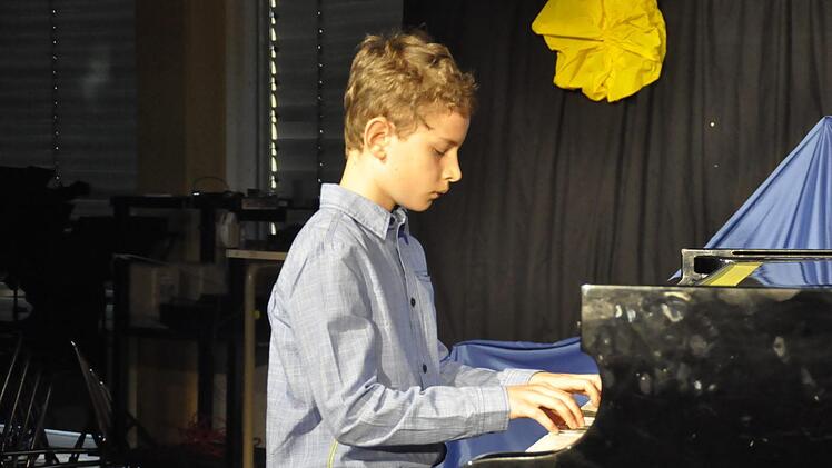 Ohne Noten völlig auswendig: Christoph Strehler am Klavier. Peter Klopf