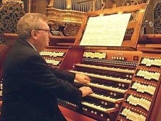 Professor Edgar Krapp an der Orgel Foto: privat