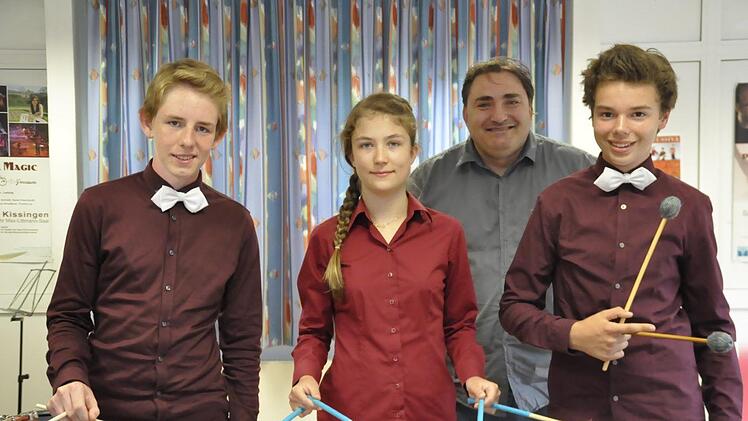 Die Bundessieger vom Bundeswettbewerb "Jugend musiziert" mit ihrem Musiklehrer Thomas Friedrich: Linus Schneider, Leonie Jelinek und Jascha Bauer-Heilmann (von links). Foto: Peter Klopf