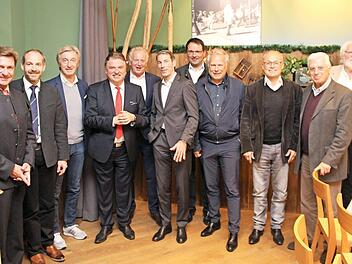 Landrat Klaus Peter Söllner (Vierter von links) mit Gästen der "Kulmbacher Tafelrunde" (von links): Rainer Ludwig, Jörg Kunstmann, Freddy Kremer, Jochen Weber, Peter Pauli, Martin Schöffel, Peter Fraas, Norbert Hartmann, Josef Mawad und Veit Pöhlmann  Foto: Werner Reißaus