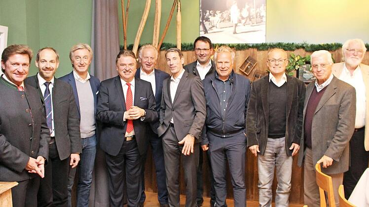 Landrat Klaus Peter Söllner (Vierter von links) mit Gästen der "Kulmbacher Tafelrunde" (von links): Rainer Ludwig, Jörg Kunstmann, Freddy Kremer, Jochen Weber, Peter Pauli, Martin Schöffel, Peter Fraas, Norbert Hartmann, Josef Mawad und Veit Pöhlmann  Foto: Werner Reißaus