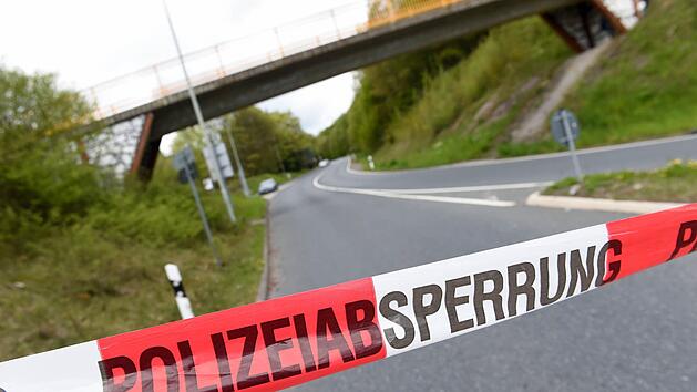 Die A8 wurde nach dem Unfall bis in die Abendstunden des Samstags gesperrt. Symbolbild: Arne Dedert/dpa