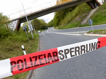 Die A8 wurde nach dem Unfall bis in die Abendstunden des Samstags gesperrt. Symbolbild: Arne Dedert/dpa