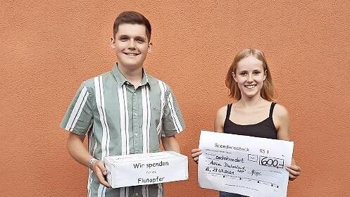 600 Euro für die Betroffenen der Flutkatastrophe im Westen Deutschlands erbrachte eine Aktion der Schülersprecher der Maximilian-von-Welsch-Schule; im Bild Jette Fugmann und Paul Keim