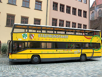Stadtrundfahrt in Nürnberg mit einem gelben Doppeldecker-Bus