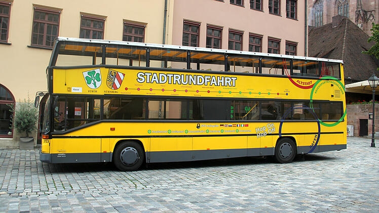 Stadtrundfahrt in Nürnberg mit einem gelben Doppeldecker-Bus