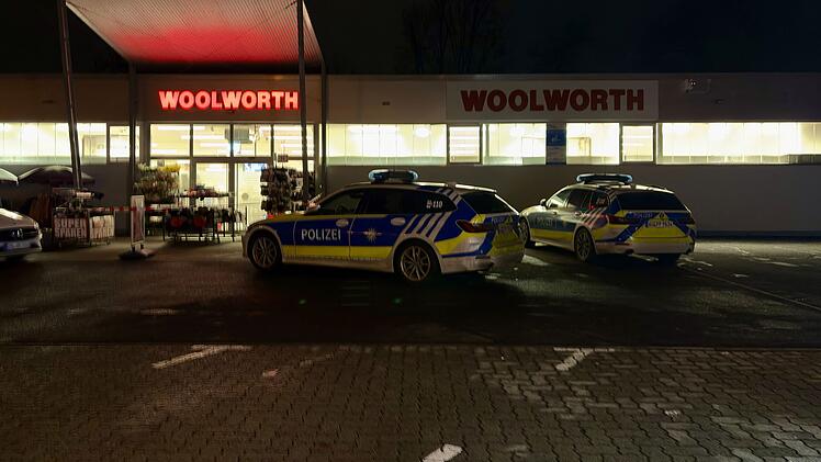 Raub&uuml;berfall: T&auml;ter m&ouml;glicherweise bewaffnet auf der Flucht &ndash; Polizei bittet um Hinweise