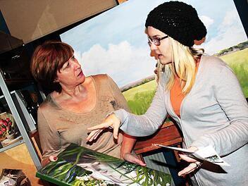 Zwei Künstlerinnen, die sich verstehen: Rosemary Keßler (l.) und Alexandra Woite. Foto: Friedrich