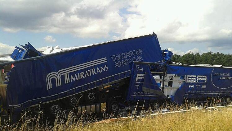 Die Lkw sind derma&szlig;en ineinander verkeilt, dass das F&uuml;hrerhaus des Unfallverursachers kaum mehr zu erkennen ist. Foto: News5 / Buerkel