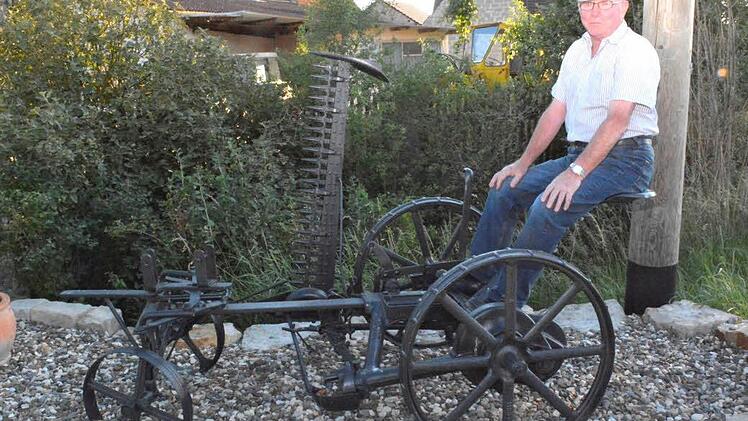 Karl-Heinz Suckfüll wurde an seine Jugendzeit erinnert, wo so eine Mähmaschine im Einsatz war.  Foto: Schmidt