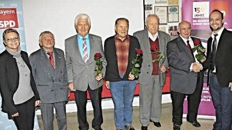 Nicht alle konnten zur Ehrung für 50-jährige Mitgliedschaft in der SPD kommen. Im Bild MdL Sabine Dittmar und Ehrenvorsitzender Heiner Schneier (von links) mit August Werner, Horst Günter, Emil Däschner und Robert Renz. Rechts Vorsitzender Matthias Kihn  Foto: Helmut Will