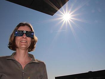 Vom Obergeschoss am Vogelseck hatte Kerstin Heinz gestern einen idealen Blick in die Sonne. Foto: Andreas Dorsch
