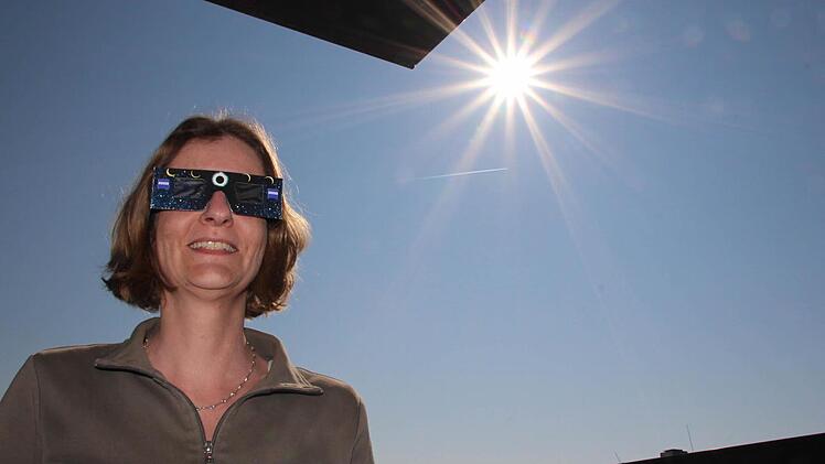 Vom Obergeschoss am Vogelseck hatte Kerstin Heinz gestern einen idealen Blick in die Sonne. Foto: Andreas Dorsch