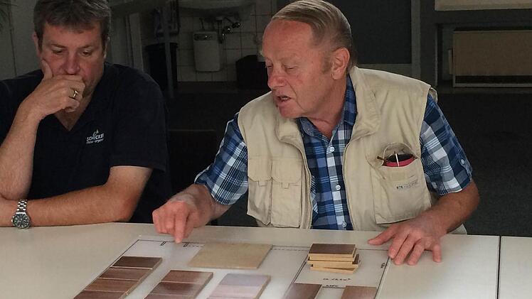 Gemeinderat Horst Bittermann (SPD/FGW) hat zur außerordentlichen Gemeinderatssitzung in der alten Guttenberger Schule einen maßstabsgetreuen Plan von der Schule gefertigt und zeigte mit Holzklötzchen, wie man die ehemalige Schule in einen Dorftreff umfunktionieren könnte: Foto: Sonja Adam