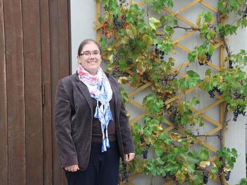 Diakonin Beate Wagner vor der evangelischen Christuskirche in Forchheim.  Foto: Jana Röckelein
