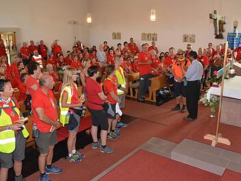 Pater Raja begrüßte die Pilger in der Kapelle sehr herzlich mit einem Gebet aus seiner Heimat in der dortigen Landessprache. Foto: Björn Hein