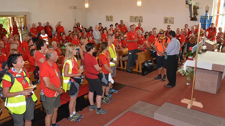 Pater Raja begrüßte die Pilger in der Kapelle sehr herzlich mit einem Gebet aus seiner Heimat in der dortigen Landessprache. Foto: Björn Hein