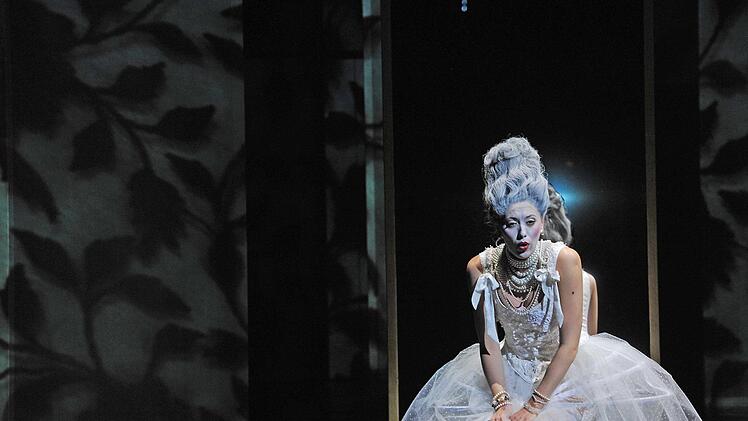 Turbulente Verwechslungen: Szene aus der Neuinszenierung von "Figaros Hochzeit" am Landestheater Coburg.Foto: Andrea Kremper