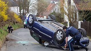 Kreis Coburg: 81-J&auml;hriger &uuml;berschl&auml;gt sich mit seinem Auto