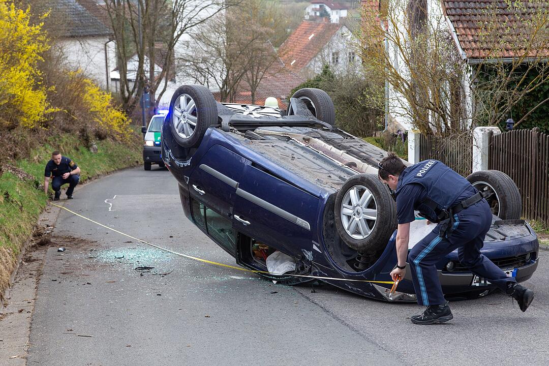 Kreis Coburg: 81-Jähriger überschlägt sich mit seinem Auto