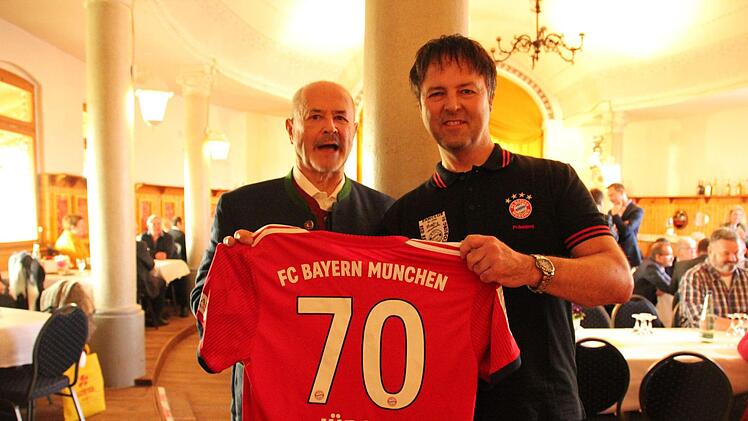 Ein Bayern-Trikot für Jürgen W. HeikeOliver Schmidt