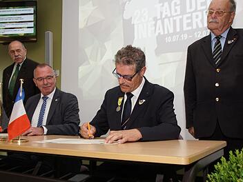 Volker Halbauer (links), Präsident des Bundes der Deutschen Infanterie, und René Watrin, Präsident der Fédération Nationale des Amicales de Chasseurs, unterzeichnen eine gemeinsame Erklärung. Foto: Arkadius Guzy