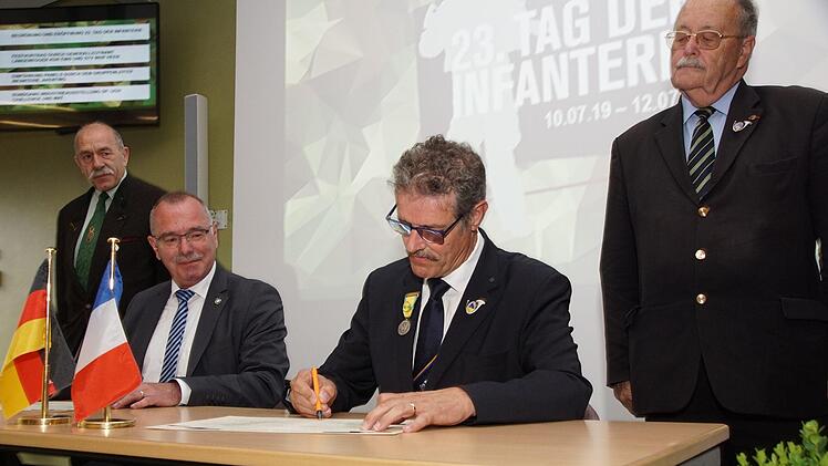 Volker Halbauer (links), Präsident des Bundes der Deutschen Infanterie, und René Watrin, Präsident der Fédération Nationale des Amicales de Chasseurs, unterzeichnen eine gemeinsame Erklärung. Foto: Arkadius Guzy