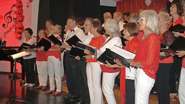 "Liebe im Wandel der Zeit" hie&szlig; das Motto des diesj&auml;hrigen Weinfestkonzertes des Gesangvereins "Liederkranz". Christine Raab leitete den gemischten Chor im voll besetzten Rudolf-Winkler-Haus. Foto: Wolfgang Ortloff