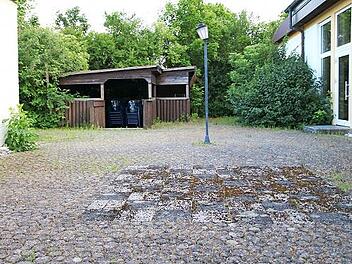 Durch einen Pavillon wird die marode Grillhütte am Haus der Jugend ersetzt, und mit einem neuen Belag für den Innenhof soll die Sanierung des Rugendorfer Gemeindezentrums dann abgeschlossen werden.