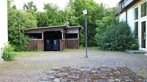 Durch einen Pavillon wird die marode Grillhütte am Haus der Jugend ersetzt, und mit einem neuen Belag für den Innenhof soll die Sanierung des Rugendorfer Gemeindezentrums dann abgeschlossen werden.