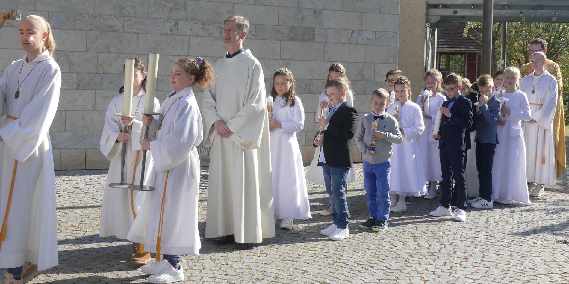 30 Kinder feiern die erste heilige Kommunion