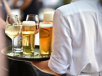 Kellnerin beim Getränke servieren im Restaurant