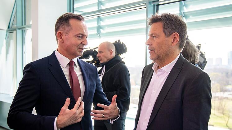 Die Ex-Politiker Volker Wissing und Robert Habeck ließen bei der Gesprächsrunde ihre Zusammenarbeit als Minister unter Bundeskanzler Scholz Revue passieren.