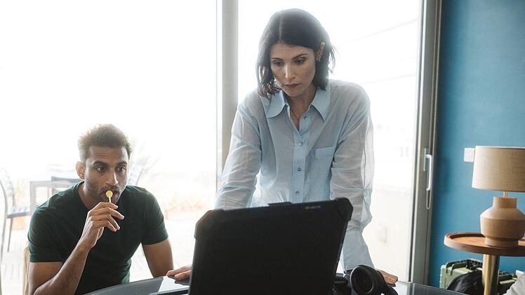 Kate Henderson (Gemma Arterton) und ihr engster Mitarbeiter Rav (Avi Nash) versuchen, sich einen Reim auf ihre Abh&ouml;rergbnisse der Russen zu machen.