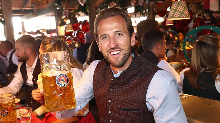 Auch FC-Bayern-Star Harry Kane lie&szlig; sich auf der Wiesn bereits eine Ma&szlig; schmecken.