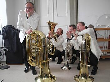 Hartmut Müller, Heiko Triebener, Jörg Wachsmuth und Ulrich Haas (von links) lassen sich schon Mal in der Künstlergarderobe zu einem Pressebild wie diesem überreden. Fotos: Gerda Völk