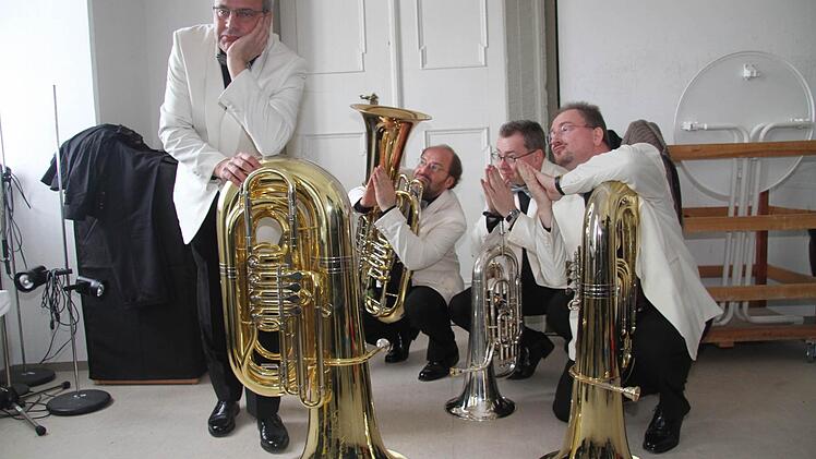 Hartmut Müller, Heiko Triebener, Jörg Wachsmuth und Ulrich Haas (von links) lassen sich schon Mal in der Künstlergarderobe zu einem Pressebild wie diesem überreden. Fotos: Gerda Völk