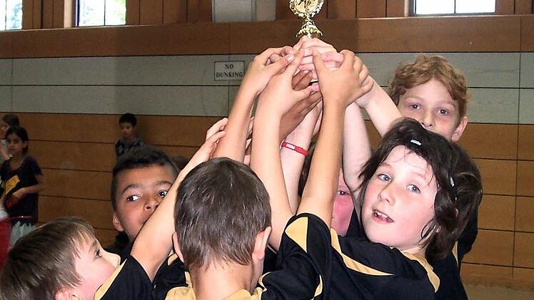 Hoch den Pokal: Die 'Cool Kitz' freuen sich über die gewonnene Trophäe beim Hort-Cup. Foto: Zimmermann