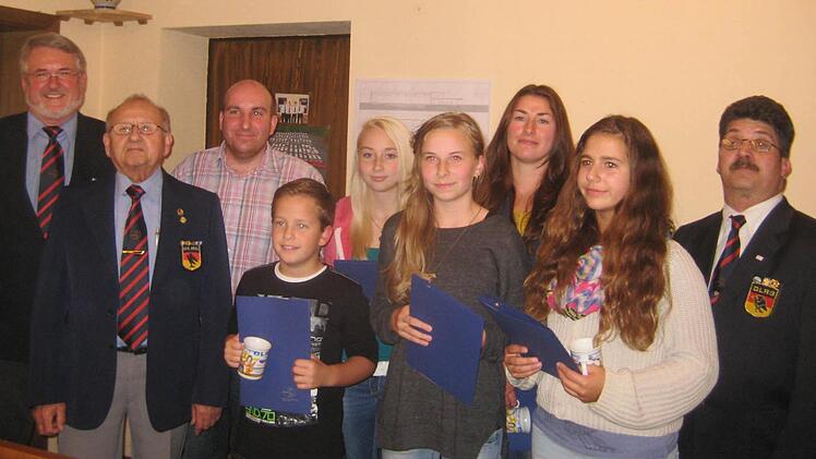 Diese Mitglieder wurden bei der Jahresversammlung des DLRG-ortsverbands in Ebern geehrt. Foto: Dietz