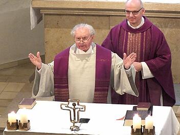 Fritz Fröhlich bei einem Gottesdienst anlässlich seines 90. Geburtstags mit Stadtpfarrer Helmut Hetzel im Dezember 2012 Foto: Archv, Welker