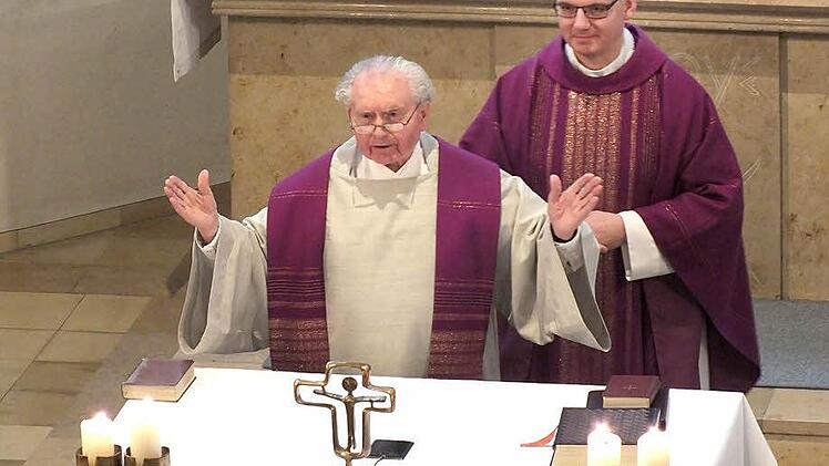 Fritz Fröhlich bei einem Gottesdienst anlässlich seines 90. Geburtstags mit Stadtpfarrer Helmut Hetzel im Dezember 2012 Foto: Archv, Welker