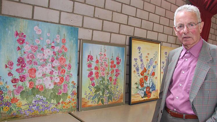 Die farbenfrohen Stockrosen aus dem heimischen Garten mag Siegfried Ritter besonders gerne. Foto: Sonja Adam
