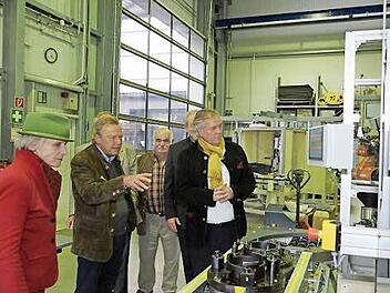 Firmenchef Klaus Schaule (Zweiter von links) erklärt dem FDP-Landesvorsitzenden Albert Duin (rechts) eine Maschine. Foto: Arkadius Guzy