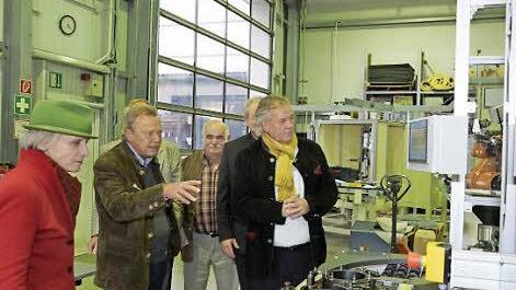 Firmenchef Klaus Schaule (Zweiter von links) erklärt dem FDP-Landesvorsitzenden Albert Duin (rechts) eine Maschine. Foto: Arkadius Guzy